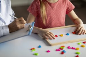 Accompagner la dyspraxie : stratégies concrètes pour aider l’enfant au quotidien